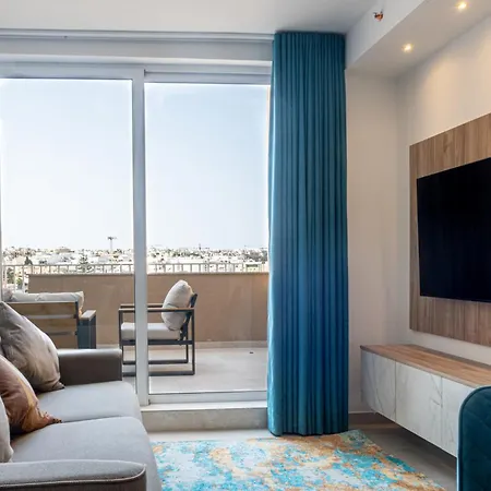 Centre Penthouse In St Julians - 4 Guests