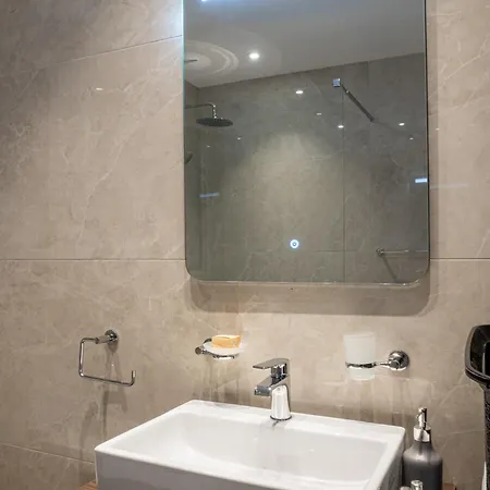 Centre Penthouse In St Julians - 4 Guests * San Ġiljan